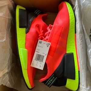 Adidas NMD R1.V2
Signal Pink/Signal Green